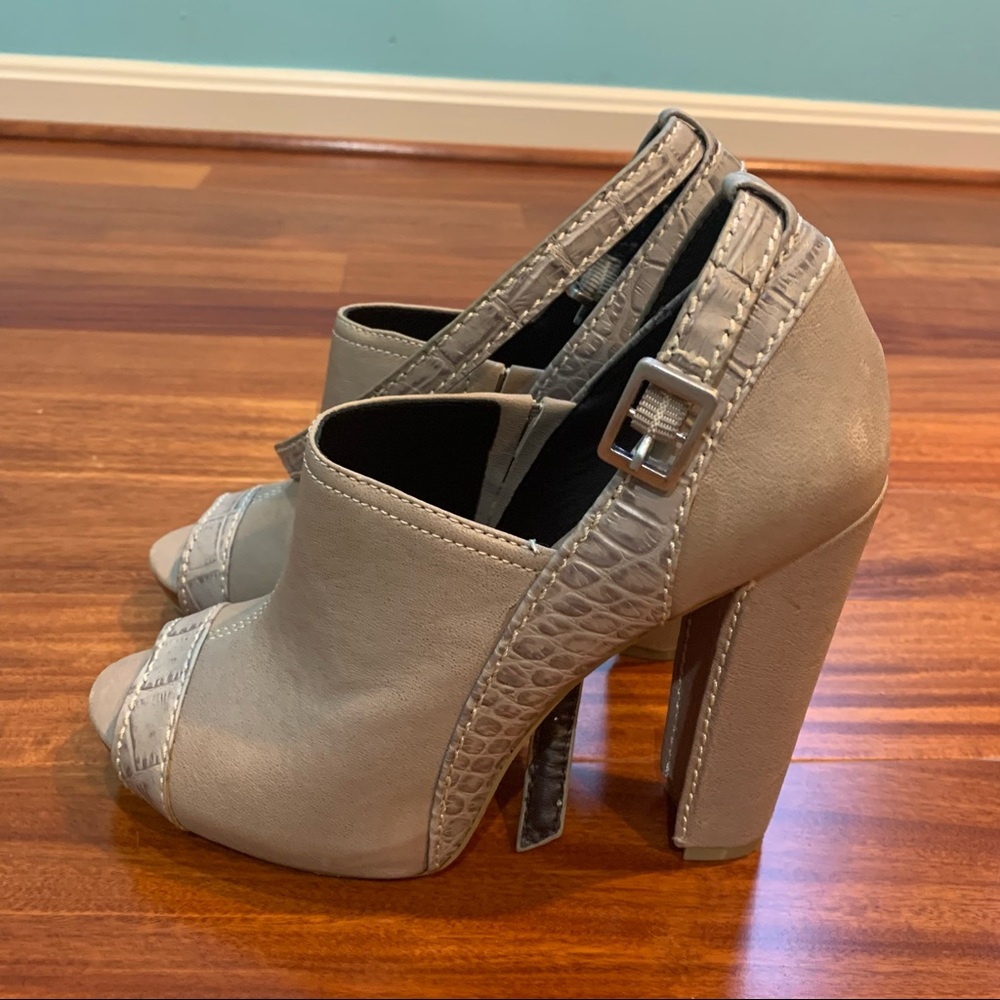 Y2K platform Bcbgmaxazria high heel booties size 8.5 excellent condition